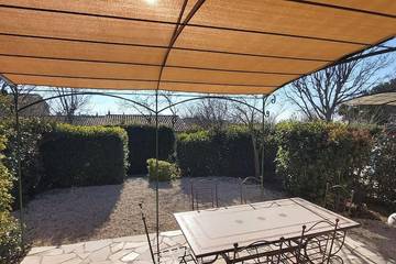 Gîte pour 4 personnes, avec jardin ainsi que terrasse et piscine dans Village de Gordes