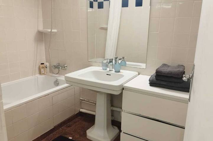 Apartamento entero, The Charming One-Bedroom Apartment At 15 Rue De La Fraternite in Drancy, Sena-Saint Denis
