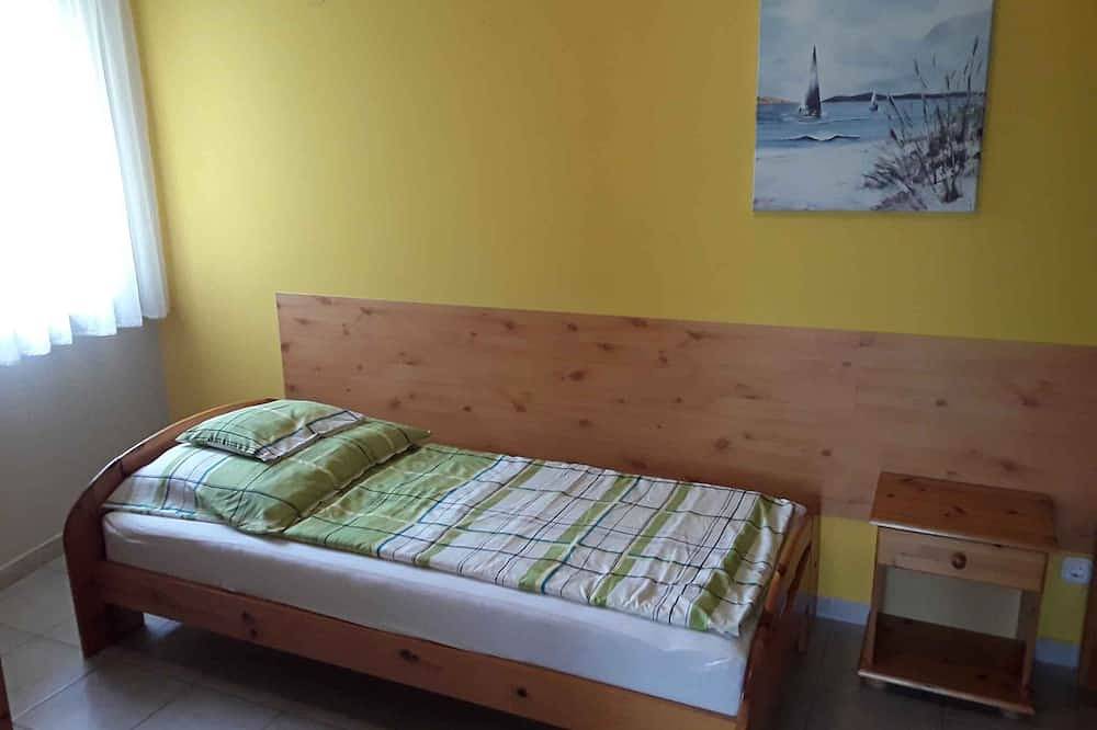 Ferienhaus nur 80 m vom Privat Strand entfernt ,mit einem kleinen Boot und Klimaanlage in Szantod, Plattensee Südufer