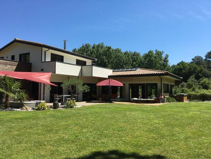 Chambre d’hôte pour 2 personnes, avec piscine et terrasse ainsi que jardin et vue