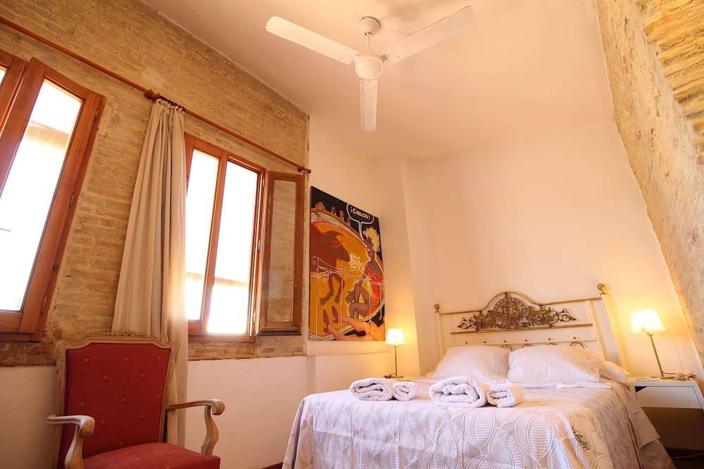 Entire apartment, Penthouse Cathedral Quarter Mester Apartments .central A/C and high speed wifi in Valencia City Centre, Valencia
