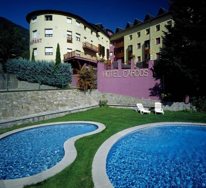Hôtel pour 3 personnes, avec Terrasse et Jardin ainsi que Bassin pour enfant et Piscine dans Ribera de Cardós