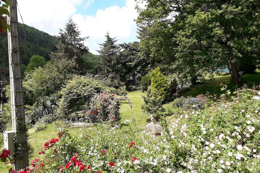 Appartement entier, T 3 mansardé dans maison de caractère in Loubens, Parc naturel régional des Pyrénées ariégeoises