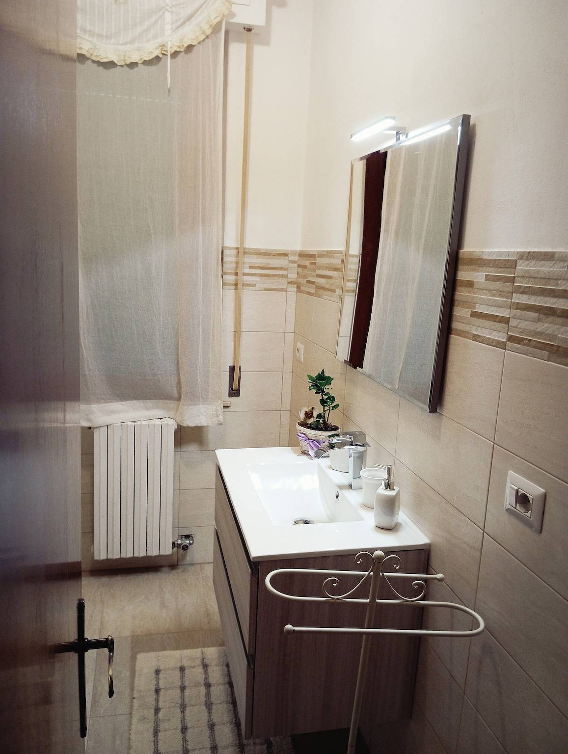 Entire apartment, Holiday Apartment "Casa Vacanze Mongili" with Private Pool, Balcony & Wi-Fi in Chiusi, Chianti