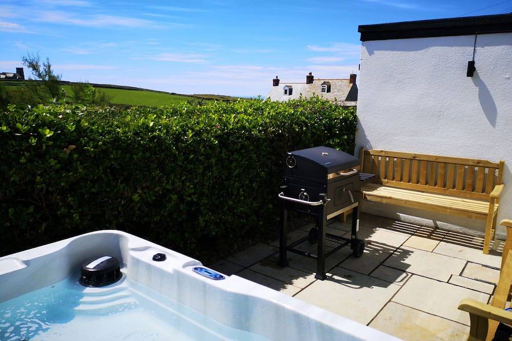 Trevena Lodge, pet friendly, with hot tub in Tintagel in Tintagel, Cornwall