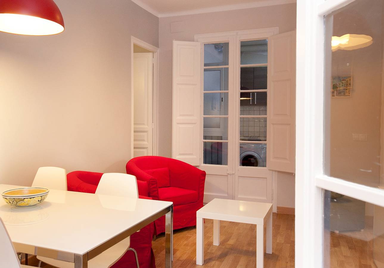 Appartement entier, Appartement de vacances pour 6 personnes avec balcon in District de Sants-Montjuïc, Barcelone