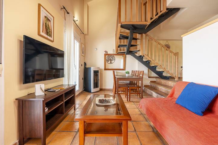 Apartamento entero, Apartamento vacacional "Duplex 23 E" con vistas a la montaña, terraza privada y Wi-Fi in Sierra Nevada Ski Resort, Monachil