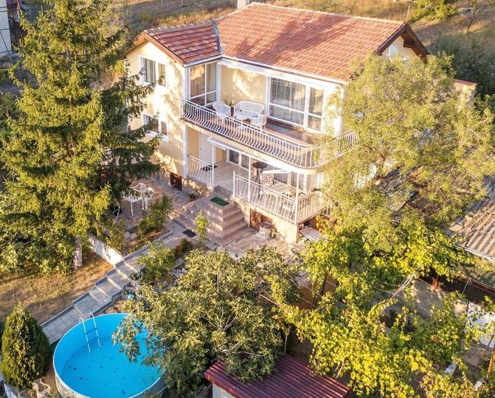 Ferienhaus für 8 Personen, mit Balkon und Terrasse sowie Garten und Pool in Varna