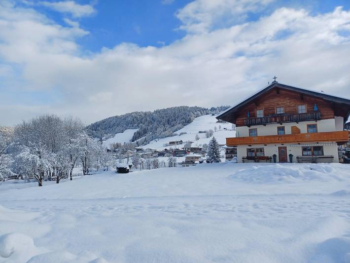 Appartement voor 4 personen, with uitzicht and zwembad as well as balkon, kindvriendelijk in Niederau