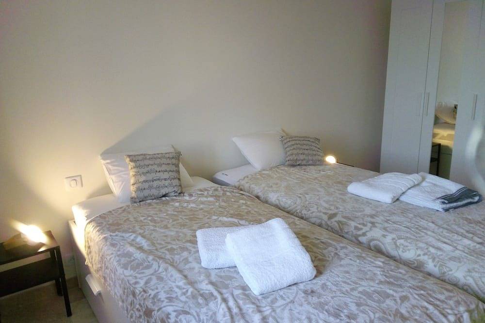 Rasteau, vacation villa with 3 bedrooms and heated pool in Rasteau, Vaucluse