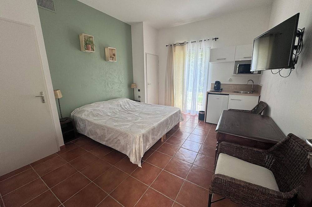 Entire apartment, Room with kitchenette in an estate in Thuir, Perpignan region