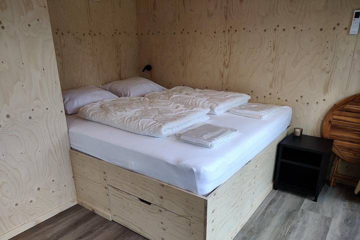 Hütte in der Natur nahe Wanderwegen in Nationalpark Weerribben-Wieden