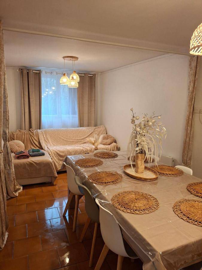 Location de vacances pour 10 personnes, avec Terrasse ainsi que Jardin et Piscine à Saint-Cyran-du-Jambot