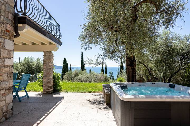 Villa per 6 persone, con terrazza e giardino nonché vista lago a Toscolano-Maderno
