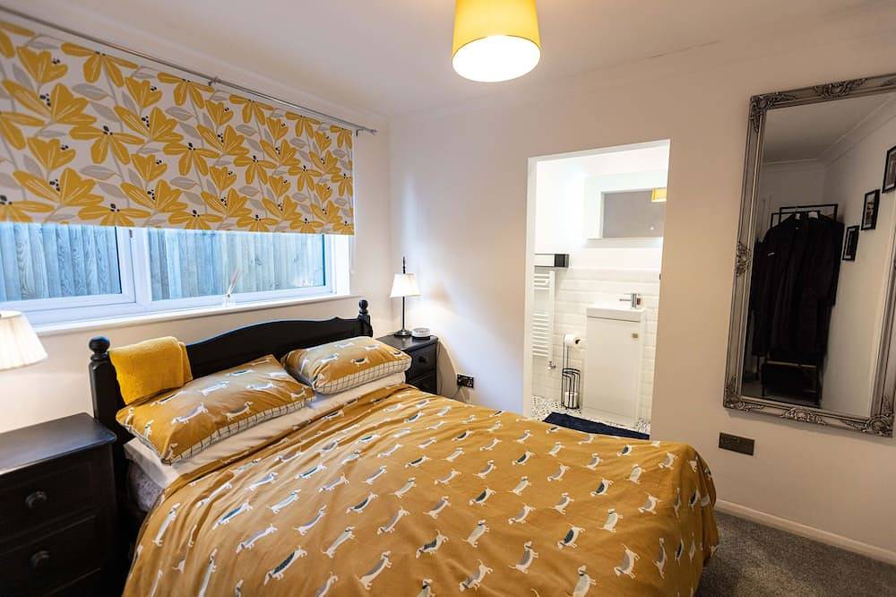 Quirky bungalow on coastal walk with distant sea views. Fully secure garden. in Herne Bay, Kent
