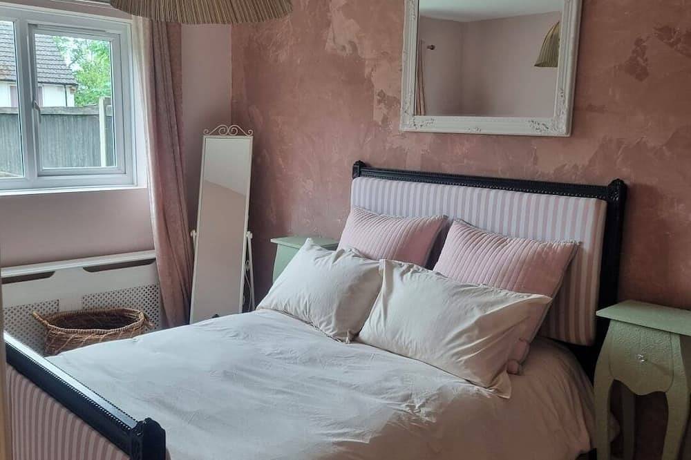 Entire apartment, Boutique ground floor maisonette with private garden. Pet friendly! in Colchester, Essex