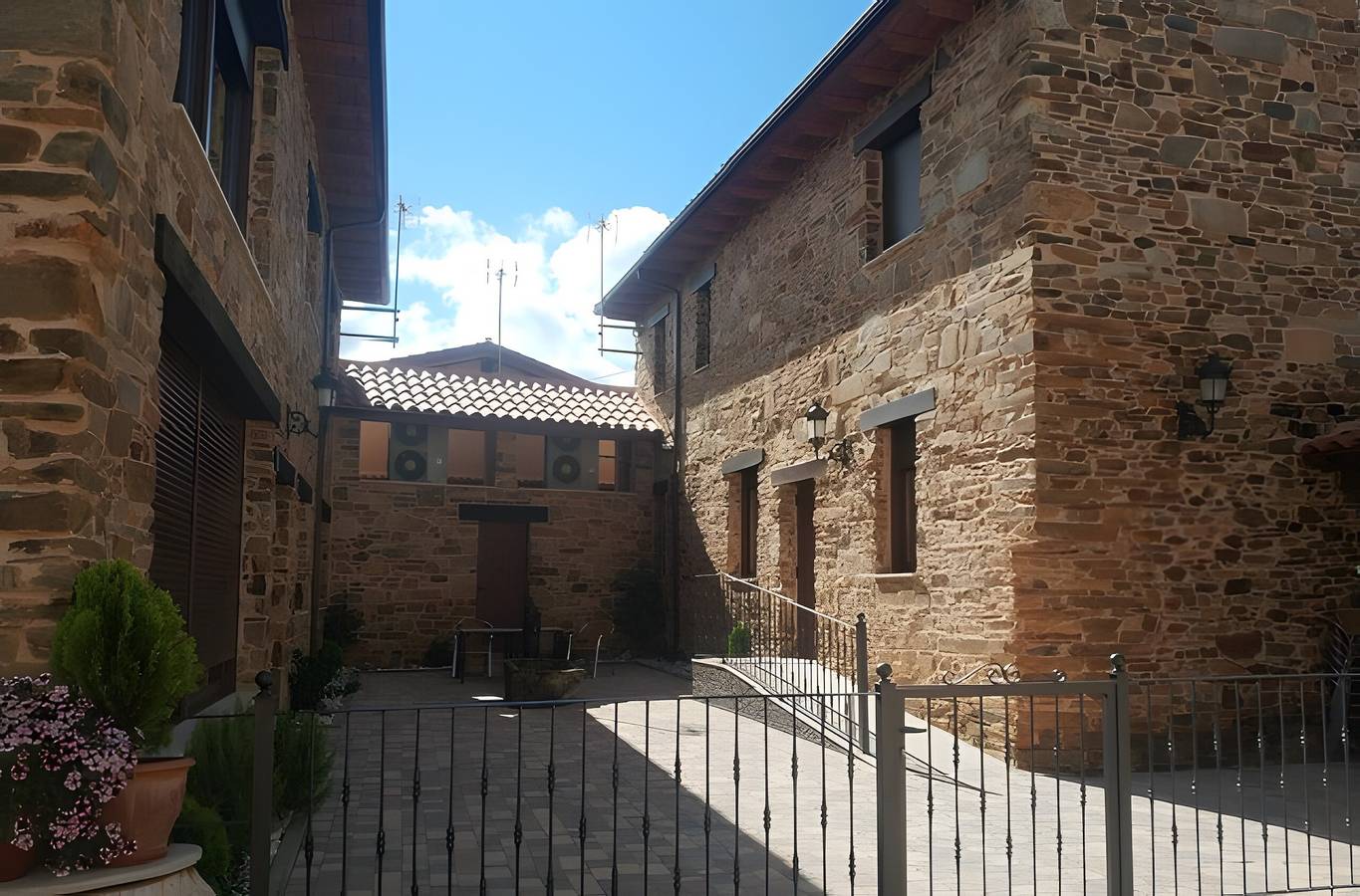 Casa Amada — Piscina Climatizada, Sauna y Camino de Santiago en Astorga in Santa Colomba de Somoza, Provincia de León
