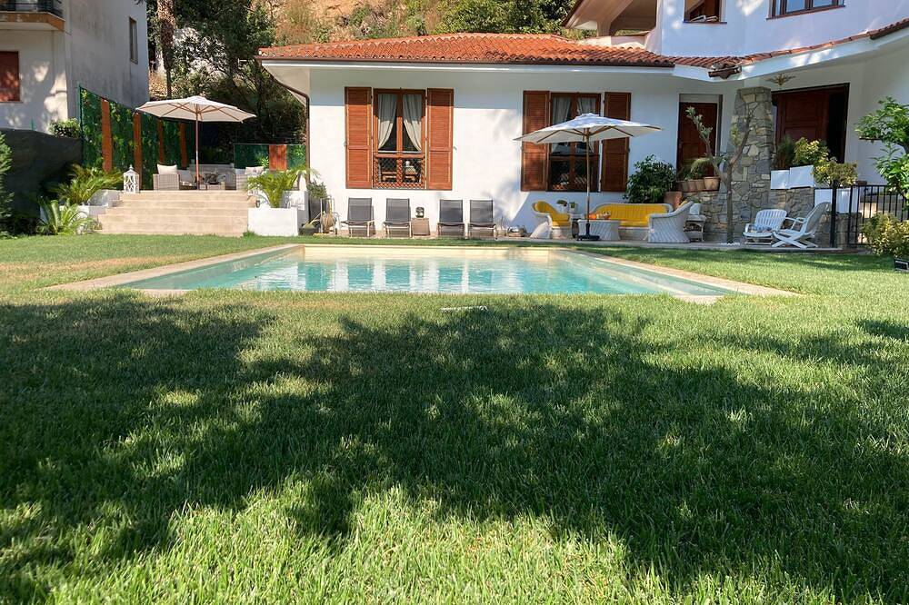 Appartamento intero, 2 bedroom apartment with private pool, tennis & padel, near the sea in Vallecrosia, Riviera di Ponente