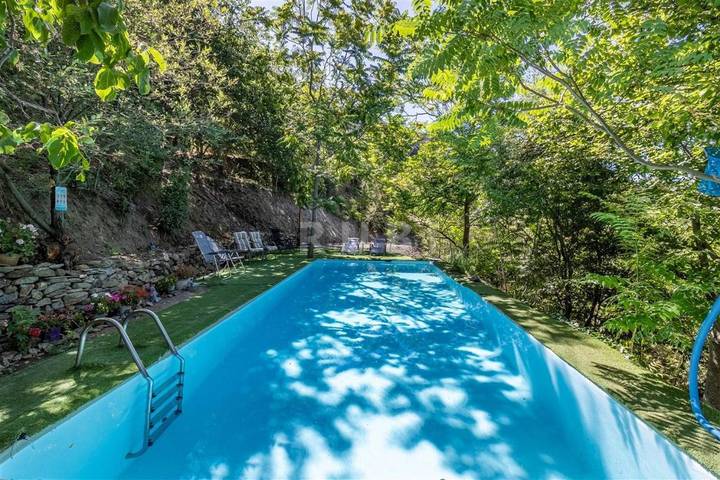 Apartamento para 2 personas, con Balcón y Terraza además de Jardín y Piscina en Busquístar
