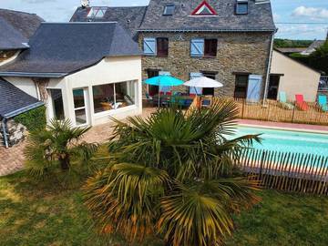 Gîte pour 14 personnes, avec jardin et piscine ainsi que vue et bassin pour enfant, adapté aux familles dans Vallons-de-l'Erdre