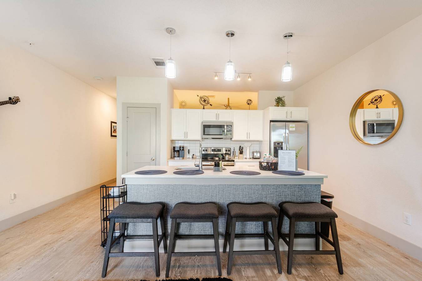 Apartamento vacacional entero, Elegante condominio frente al paseo del río, vistas a la piscina, estacionamiento gratuito, se admiten mascotas in San Antonio, Condado de Bexar
