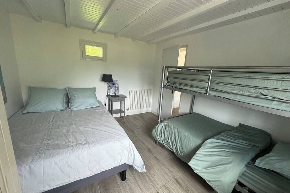 Chalet pour 6 dans un écrin de verdure en face de l'Ile Chambod in Challes-la-Montagne, Nantua