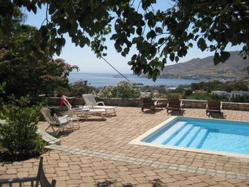Location de vacances pour 8 personnes, avec jardin et terrasse, animaux acceptés dans Syros