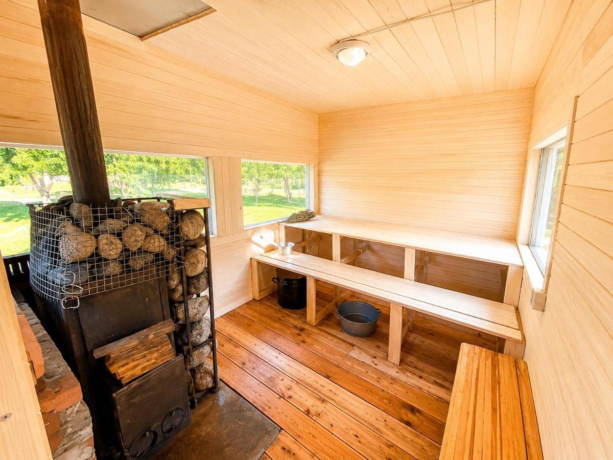 Lake Deer Park Retreat with Hot Tub & Sauna in Talsu novads, Kurland