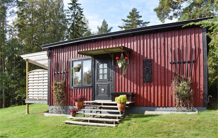 Ferienhaus für 3 Personen, mit Terrasse und Seeblick in Östergötland