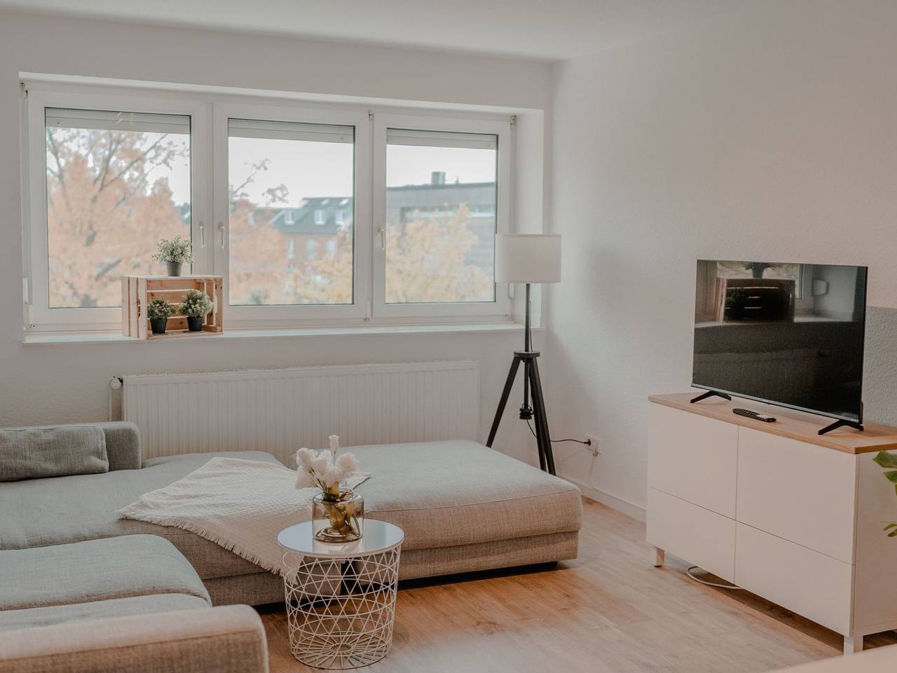 Ganze Wohnung, Apartment mit Küche, Arbeitsplatz und xxl Sofa in Neuss, Düsseldorf und Umgebung
