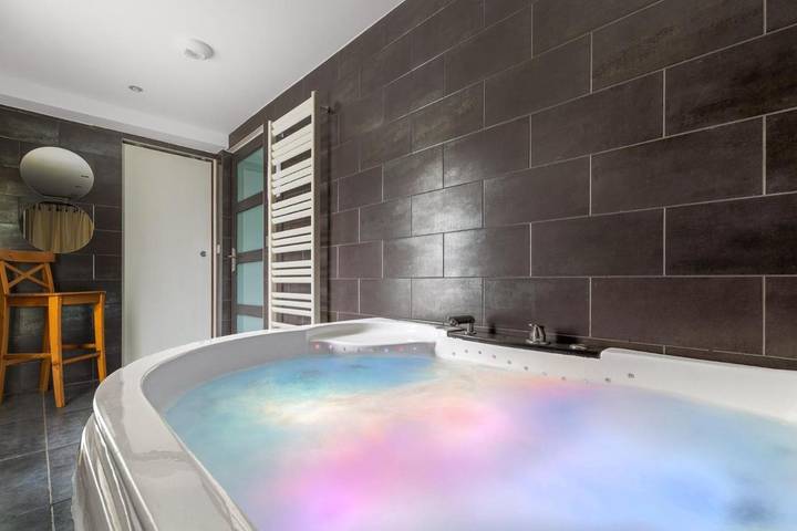 Chalet pour 11 personnes, avec jardin et jacuzzi, adapté aux familles à Chamrousse - 4