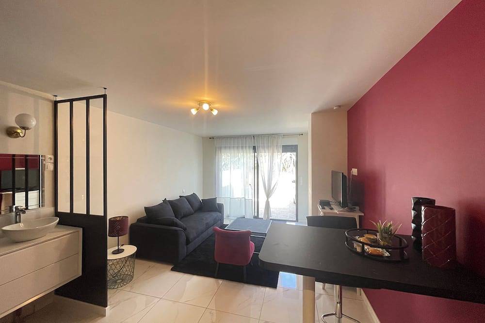 Entire apartment, Studio Baroque in Bessan, Côte d'Améthyste