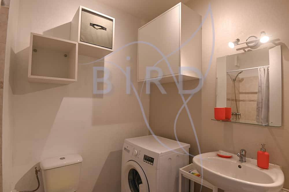Appartement entier, Studio tout confort, terrasse et jardin privatif in Le Cannet, Région de Cannes