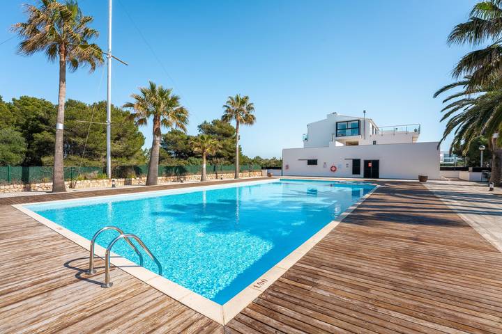 Apartamento inteiro, Apartamento de Férias 'Nura Menorca- Sp 17' com Ar Condicionado, Varanda, Terraço e Piscina Partilhada; Estacionamento Disponível na Rua in Cala Blanca, Ciutadella de Menorca