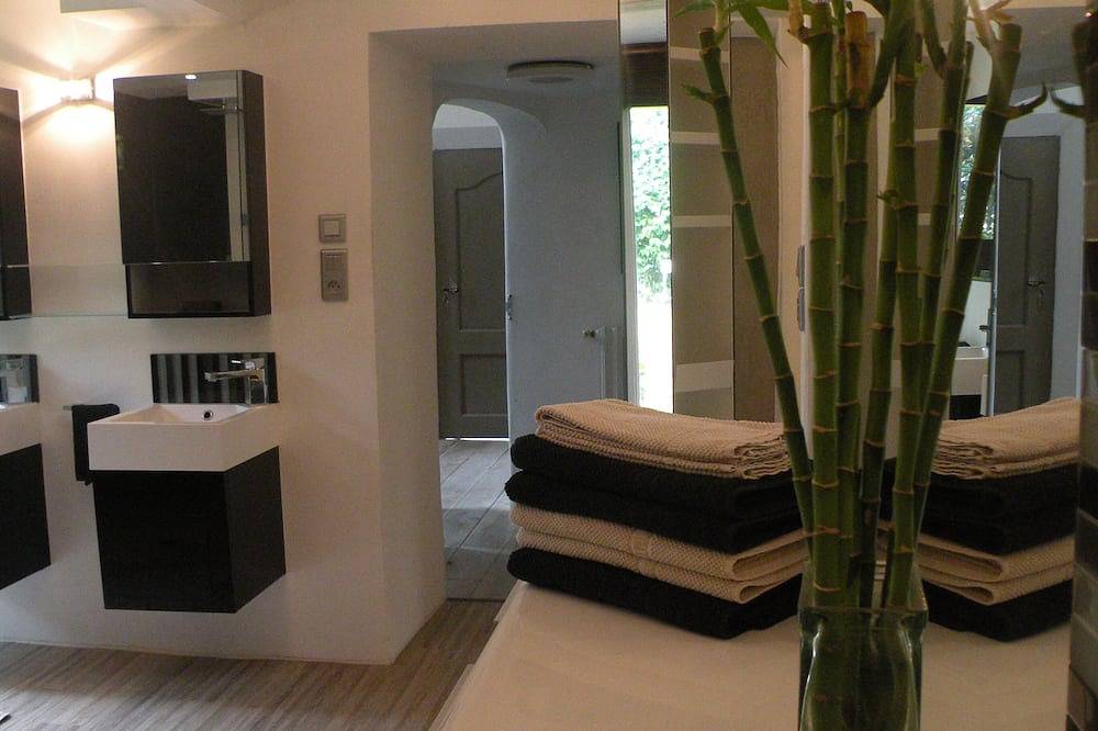 Entire apartment, Comfortable, quiet, spacious apartment, lush garden, Nice hinterland in Roquefort-les-Pins, Cannes region