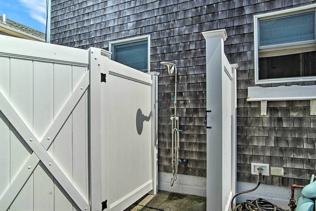 2 Decks + Beach Access: Oceanfront Getaway! in Marshfield, Massachusetts