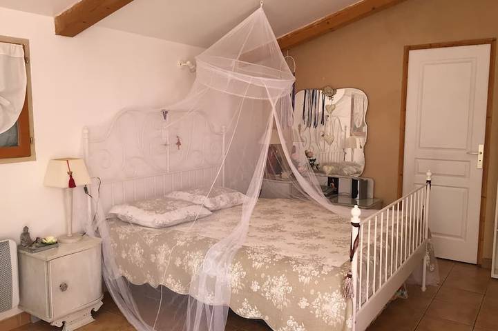 Entire apartment, Double Studio Next To Owner With Pool in Cotignac, Brignoles region