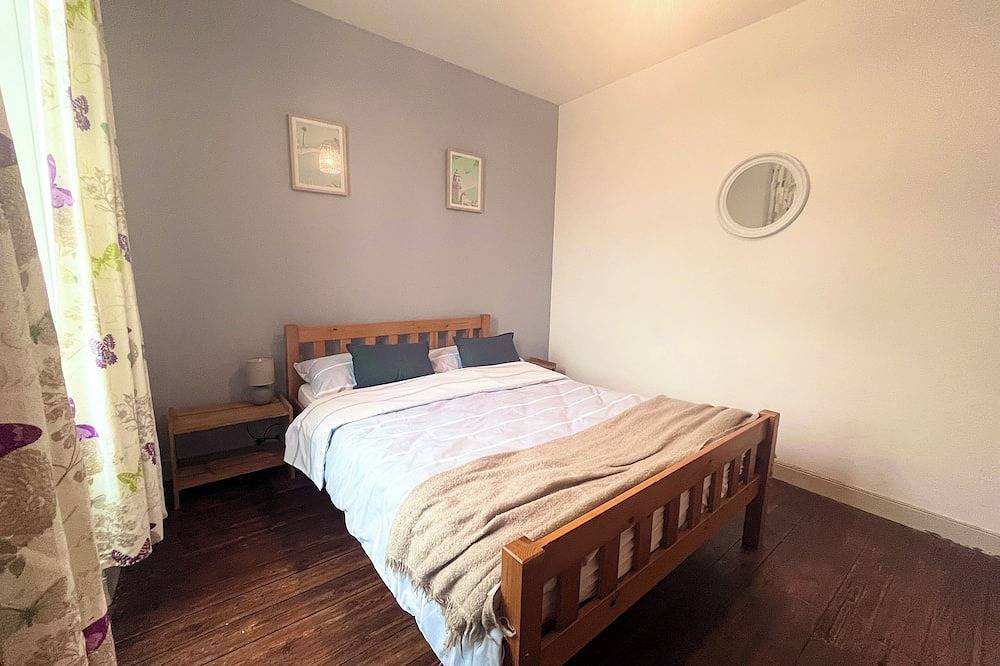 Centrally located in a beautiful town, private garden & parking in Le Dorat, Région de Bellac