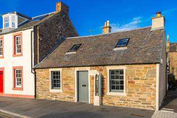 Villa for 4 Guests in Dundee, Angus, Picture 2