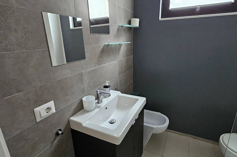 Double or Twin Beds Studio Apartment and Private Parking in Loco in Potenza, Potenza Provinz