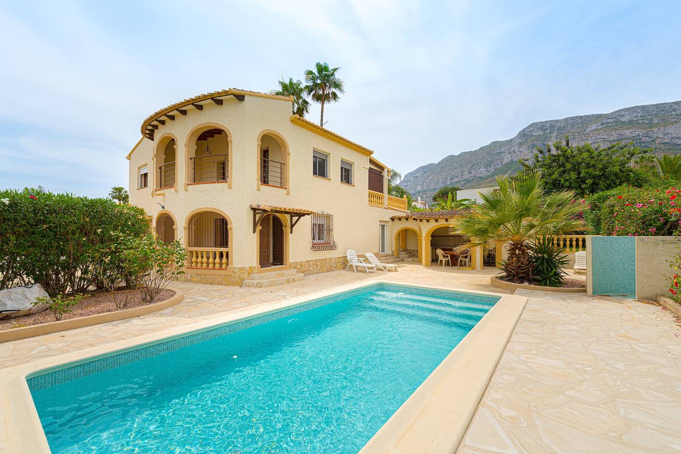 Villa 'Belmonte' con vistas a la montaña, Wi-Fi y aire acondicionado in Montgó, Dénia