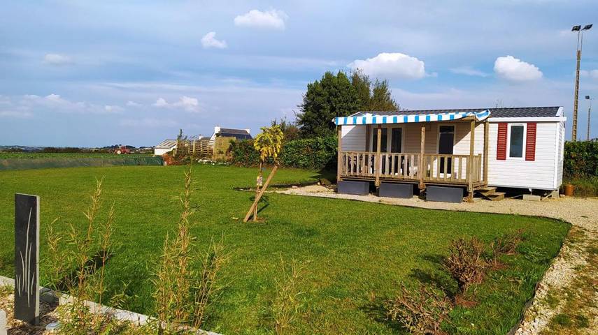 Location de vacances pour 4 personnes, avec jardin ainsi que terrasse et vue à Plounévez-Lochrist