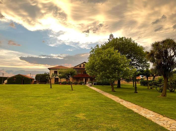 Casa de vacaciones para 12 personas, con Balcón y Terraza además de Jardín y Piscina en Mogro