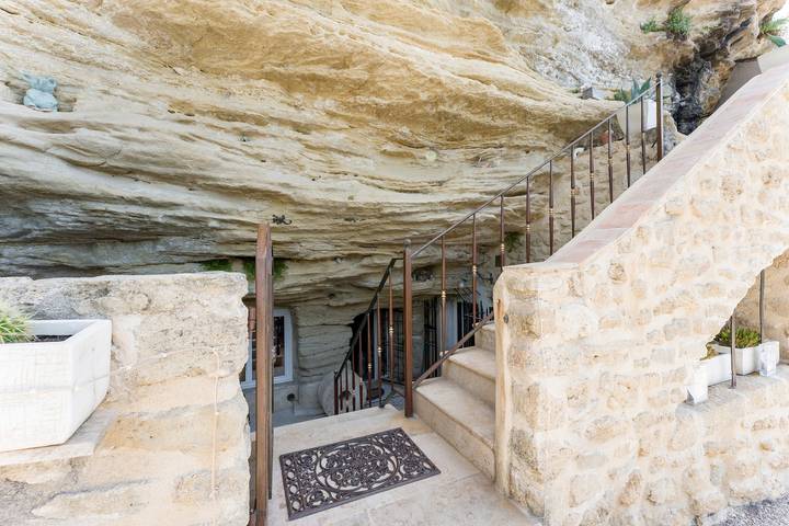 Entire studio, Troglodyte Studio with Breathtaking Views over Provence! in Cornillon-Confoux, Mediterranean Coast (France)
