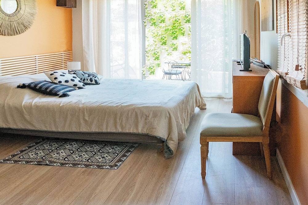 Le Goëland, chambre hôtes proche plage, jardin, petit déj, kitchenette, piscine in Les Lecques, Saint-Cyr-sur-Mer