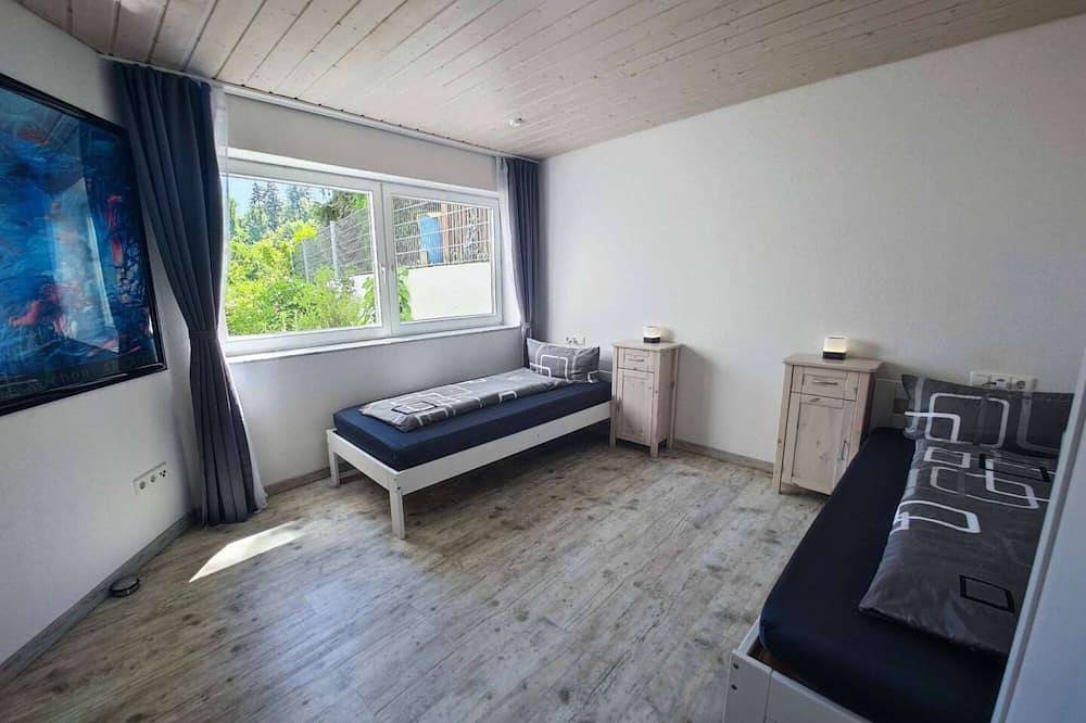 Ganze Wohnung, 2-Zkb Whirlpool Dusch-Wc 75\" Sat-Tv Prime Küche Terrasse Stellplatz für 4+2 Gäste in Waldbronn, Nordschwarzwald