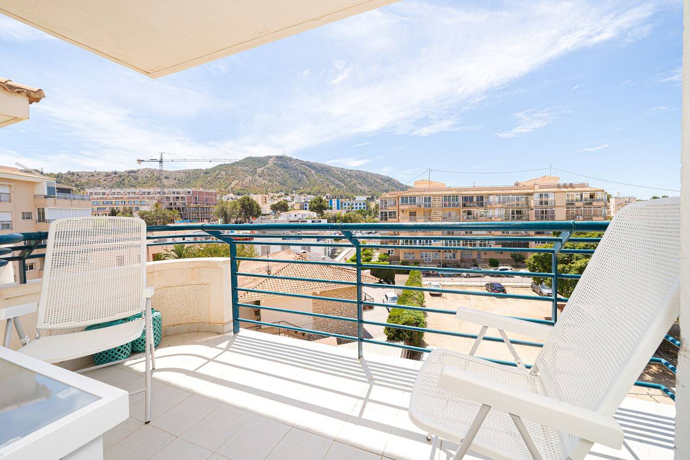 Geheel appartement, Appartement Sepulveda Atico met uitzicht op de bergen, terras, gedeeld zwembad & Wi-Fi in L'Albir, L'Alfàs del Pi