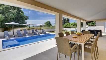 Ferienhaus für 8 Personen, mit Pool und Terrasse sowie Garten in Marčana