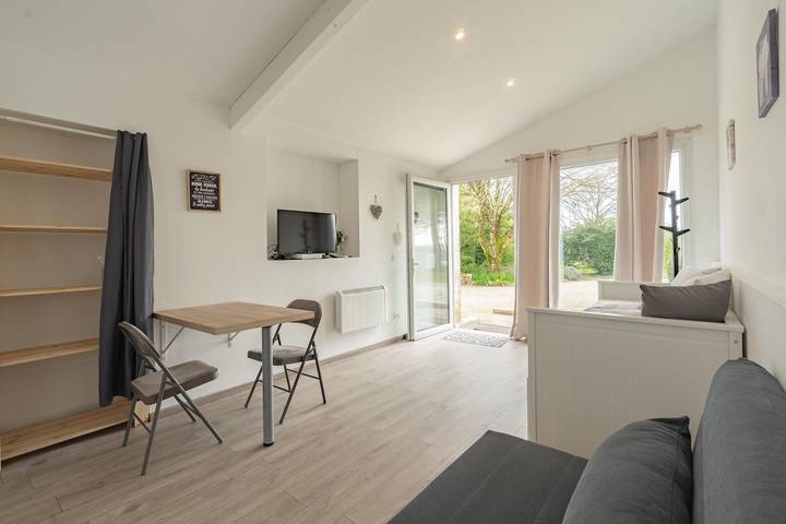 Gîte pour 3 personnes, avec Jardin et Bassin pour enfant à Cravans