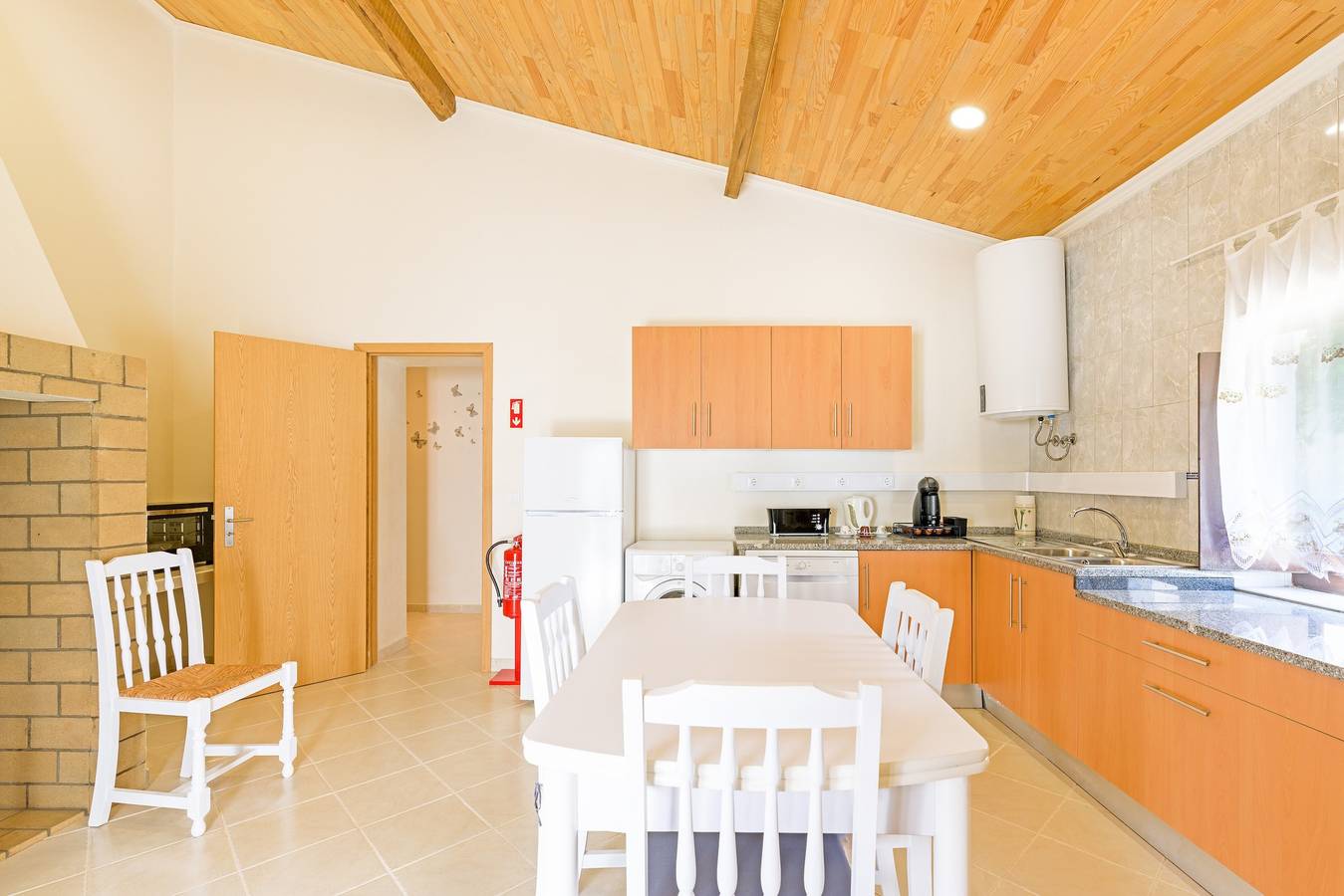 Maison de vacances 'Casa Dos Lírios' avec vue sur les montagnes, terrasse privée et Wi-Fi in São Teotónio, Costa Alentejana